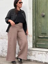 Pantalón tipo palazzo de tiro alto, confeccionado en lycra de algodón. Presenta una faja ancha en la cintura para mayor sostén y bolsillos laterales.