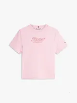 Remera rosa de manga corta Tommy Hilfiger, con cuello redondo y corte regular. Presenta el logo gráfico de la marca bordado en el pecho.