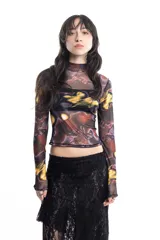 Top de mangas largas de tul con cuello alto y estampado abstracto en tonos marrones, amarillos y negros.