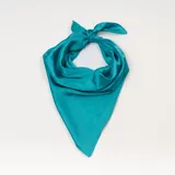 Pañuelo cuadrado de seda color celeste.