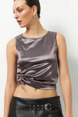 Top sin mangas de satén color gris topo, con cuello redondo y cordones laterales para fruncir.