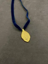 Gargantilla con cinta de terciopelo azul y dije de medalla milagrosa con baño de oro.