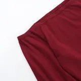 Top corto rojo con escote off-shoulder y mangas largas abullonadas.