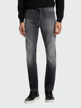 Jean de corte slim fit en denim gris con efecto lavado degradado. Cuenta con cierre de botón y cremallera, cinco bolsillos tradicionales y costuras reforzadas.