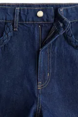 Shorts de denim azul oscuro, tiro alto, con cierre de botón dorado. Los bolsillos delanteros tienen un detalle de ribete trenzado.