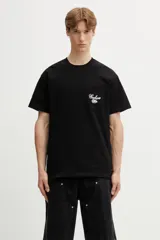 Remera negra de manga corta Carhartt WIP, con cuello redondo y un bolsillo en el pecho que incluye un detalle bordado con texto en tipografía cursiva.