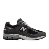 Championes urbanos New Balance modelo U2002Ra, color gris oscuro con detalles en negro y gris claro, confeccionados en gamuza y malla, con logo "N" característico en los laterales y entresuela ABZORB.