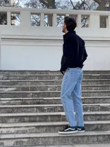 Jean azul de corte recto y tiro medio con lavado clásico.
