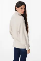 Sweater de punto con textura acanalada, cuello alto tipo polerón, mangas largas con diseño abuchonado y puños anchos.