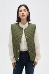 Chaleco acolchado de color negro con diseño de rombos, cierre frontal con botones metálicos a presión y dos bolsillos delanteros aplicados.