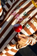 Remera de manga larga con diseño de rayas horizontales y verticales en blanco y negro, con estampado frontal multicolor.