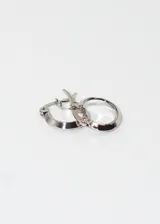 Par de aros tipo argolla pequeños de acero quirúrgico plateado.