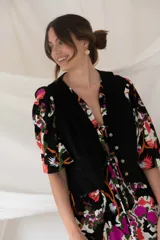 Chaleco color chocolate con botones frontales y corte clásico.