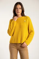 Sweater de punto en color amarillo, con diseño oversize, cuello redondo y manga larga. Presenta un pequeño bordado de un velero en la parte superior del pecho.