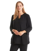 Buzo de calce suelto y relajado confeccionado en tejido soft, con cuello a la base y escote en V. Presenta mangas largas con puños.