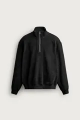 Sudadera de corte regular fit, color negro, con cuello subido y cierre frontal de cremallera metálica. Presenta mangas largas y acabados en rib en puños y ruedo.