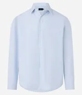 Camisa de vestir de hombre, corte regular, confeccionada en tejido de sastrería rayado. Tiene cuello solapa, abotonado delantero y mangas largas.