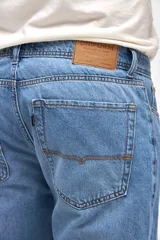 Jean de corte recto y tiro medio, confeccionado en denim de color azul clásico con costuras reforzadas.