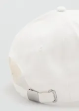 Gorra blanca de algodón con visera curvada y cierre regulable metálico en la parte posterior.