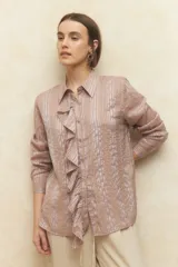 Camisa blanca de manga larga con estampa a rayas y apliques de volados frontales.