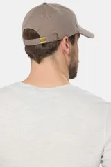Gorra de béisbol azul de lona con logo en el frente.