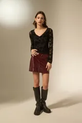 Top de manga larga con cuello en V, confeccionado en tela de tul con estampado floral aterciopelado en color negro.