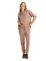 Jogger deportivo de corte holgado, con cintura elástica y lazo de ajuste, bolsillos laterales y puños elásticos en los tobillos.