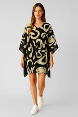 Túnica corta de algodón con estampado abstracto en tonos negro y beige. Presenta cuello en V, mangas amplias tipo kimono y cordón ajustable en la cintura para un calce holgado.
