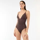 Malla enteriza con estampado animal print, escote pronunciado en V y detalles de argollas doradas en los tirantes.