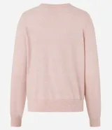 Cardigan de punto rosa con cuello redondo y abotonado delantero. De manga larga y corte clásico.