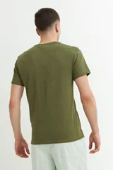 Remera verde oliva de manga corta con escote en V.