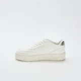 Zapatillas urbanas de plataforma color blanco, con diseño minimalista, cordones al tono y suela de goma reforzada.