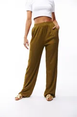 Pantalón de poliéster color verde oliva, de corte recto y tiro alto, con cintura elástica y bolsillos laterales.