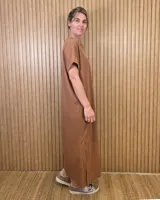 Vestido largo tipo remerón, suelto y cómodo, de corte recto con mangas cortas y cuello redondo.
