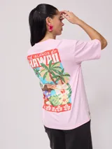 Remera de corte oversized, color amarillo, con cuello redondo y mangas cortas. Presenta un estampado gráfico pequeño en la parte inferior delantera.