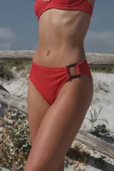 Bottom de bikini negro, modelo vedetina con argolla decorativa en el lateral y forro interno.