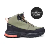 Bota de trekking Hi-Tec Dune Water Resistant color verde oliva con detalles en negro y naranja. Cuenta con tecnología de resistencia al agua y plantilla con memory foam.