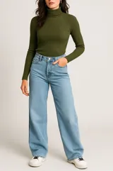 Polera verde oliva de cuello alto y mangas largas, confeccionada en tejido de punto acanalado.