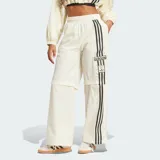 Pantalón deportivo Adidas de corte holgado en color blanco, con cintura elástica y diseño de tres tiras negras verticales en los laterales que incorporan detalles de red y el logo de la marca.