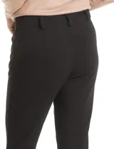 Pantalón de vestir marca Zac & Rachel confeccionado en crepe elastizado. Presenta un diseño de tiro alto con silueta de pierna recta, pretina con pasadores y un aplique decorativo de cadena dorada en la parte frontal. Incluye bolsillos laterales.