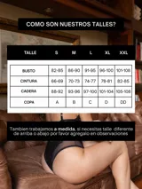 Conjunto de lencería negro de encaje y tul, compuesto por un bralette de manga larga con escote en V y una bombacha tipo tanga con detalles de encaje.