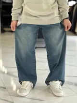 Pantalón de jean de corte super baggy, tiro medio y diseño holgado en color azul con efecto lavado.
