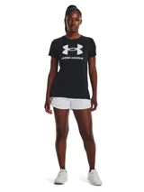 Remera de manga corta Under Armour, color negro con el logo de la marca y el nombre impresos en blanco en el centro del pecho. Presenta cuello redondo acanalado y un ajuste clásico.