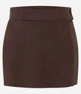 Short pollera marrón de gamuza sintética con diseño cruzado en el frente, corte recto y cierre lateral con botón.