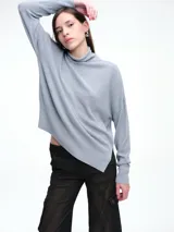 Sweater de cuello polera con hombros caídos y diseño de calce holgado. Presenta terminaciones acanaladas en puños y ruedo, confeccionado en tejido de punto suave.