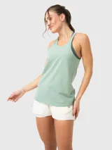 Musculosa deportiva de color verde agua, con diseño de espalda rebajada y ajuste holgado. Confeccionada en tejido técnico de secado rápido.