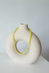 Collar de cuentas redondas de vidrio, color azul vibrante, con cierre metálico.