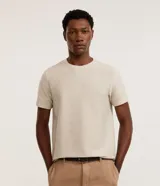 Remera Marfinno de corte regular para hombre, color beige con textura horizontal, cuello redondo y manga corta.