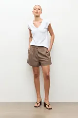 Short de lino color marrón topo, con cintura elástica y botón frontal.