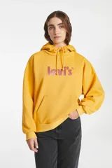 Buzo hoodie amarillo ocre de calce holgado con logo Levi's estampado en el frente y bolsillo tipo canguro.
